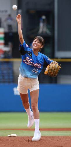 【画像・写真】岡副麻希「緊張で頭が真っ白」始球式　三塁側へ大暴投…