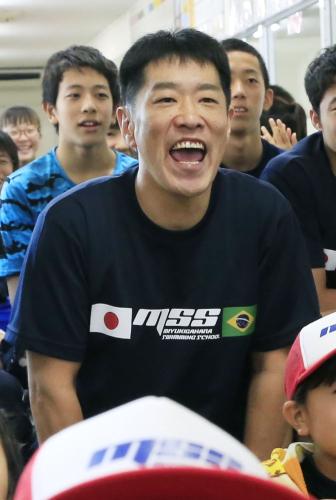 １２日、競泳男子２００メートル個人メドレー決勝で、萩野公介選手に声援を送る前田覚さん