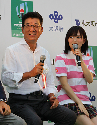 ラグビーＷ杯２０１９大阪・花園開催キックオフイベントで松井一郎大阪府知事（左）から応援団長を指名された「ＮＭＢ４８」山本彩