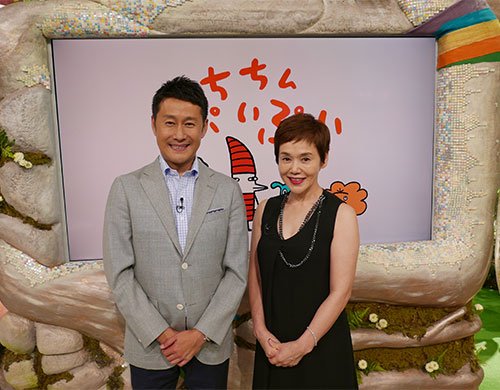 ＭＢＳテレビ「ちちんぷいぷい」河田直也アナ（左）と大竹しのぶ