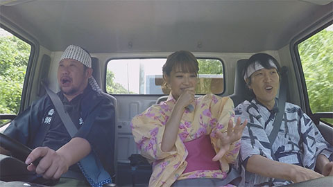 絶景スポットに向かう車中でトークに盛り上がる番頭役のケンドーコバヤシ（左）、ゲストの千原ジュニア（右）、鈴木奈々（Ｃ）広島テレビ