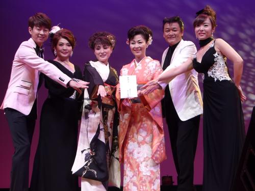 コンサートを行った（左から）パク・ジュニョン、こゆり、梓夕子、島津悦子、北川大介、知里