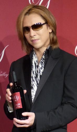 【画像・写真】ＹＯＳＨＩＫＩ　自らツッコミ「ワイン出す前にアルバムを出せって」