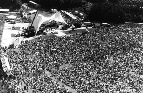 ７５年８月の伝説のライブ。７万人が集まった