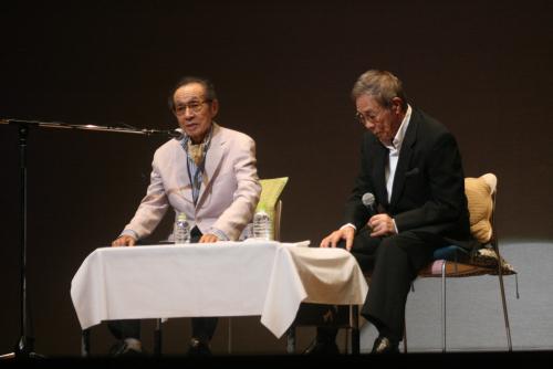 作詞家の故高野公男さんの没後60年コンサートに出演した船村徹氏（左）と北島三郎