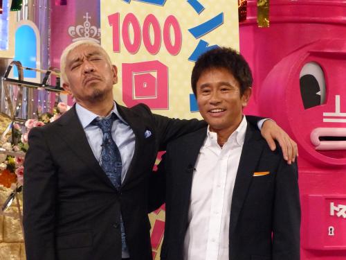 報道陣に肩組みを要求されて渋々ポーズを取る松本（左）と浜田