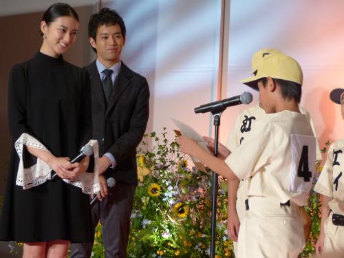 【画像・写真】武井咲　生徒の寄せ書きボールに涙「うれしい。たまらないですね」