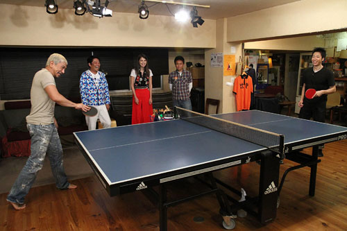 「ダウンタウン」松本人志（左）と卓球対決を繰り広げる水谷（右）（後方は左から、坂上忍、マギー、浜田雅功）（Ｃ）フジテレビ