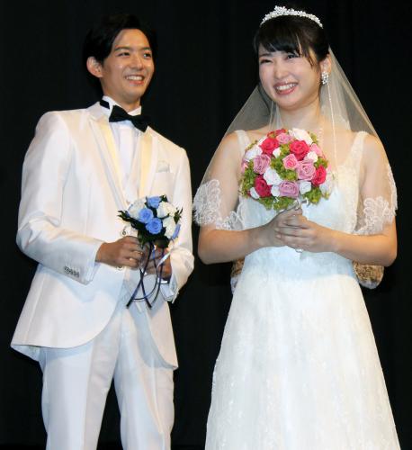 映画「泣き虫ピエロの結婚式」の完成披露試写会でウエディングドレスとタキシード姿を披露した志田未来と竜星涼