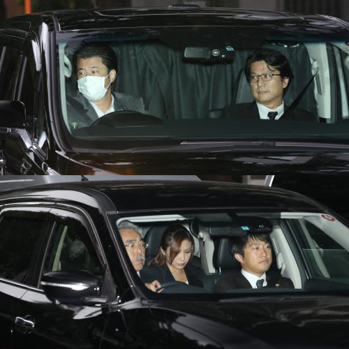 東京地裁に入る高知東生被告を乗せたと見られる車両（上）と五十川敦子被告を乗せた車両