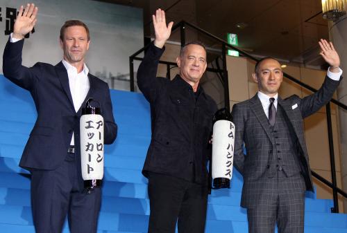 【画像・写真】Ｔ・ハンクス　海老蔵を「日本のジェームズ・ボンド」と絶賛、自撮りも