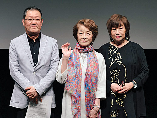 「ちちぶ映画祭２０１６」にゲスト出演した倍賞千恵子（中央）、小六礼次郎（左）、作家の吉永みち子さん（右）