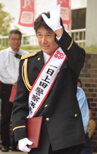 長野県警上田署の一日警察署長に就任した俳優の草刈正雄