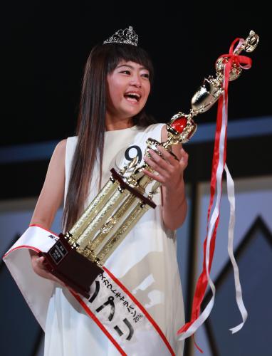 ホリプロタレントスカウトキャラバンのグランプリに輝き、笑顔でトロフィーを手にする柳田咲良さん