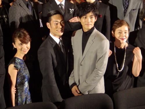 舞台あいさつに出席した（左から）大島優子、中村勘九郎、松坂桃李、大竹しのぶ