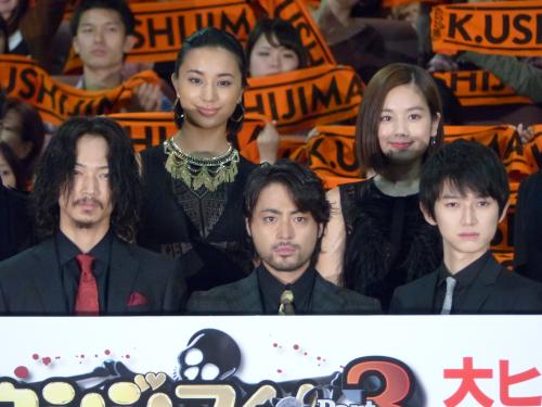 舞台あいさつを行った 前列左から 綾野剛 山田孝之 本郷奏多 後列同 高橋メアリージュン 筧美和子 スポニチ Sponichi Annex 芸能