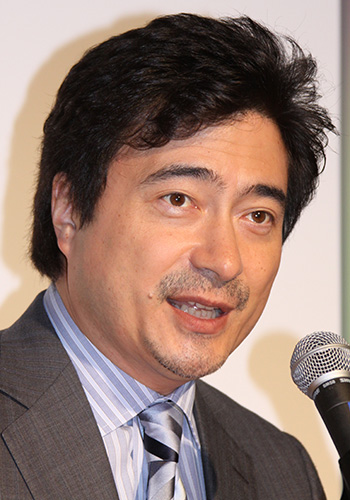 【画像・写真】永島キャスター「ジョン・カビラさんだよ」と記念撮影　サインまで