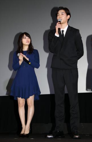 映画「泣き虫ピエロの結婚式」初日舞台あいさつで竜星涼（右）を見上げる志田未来