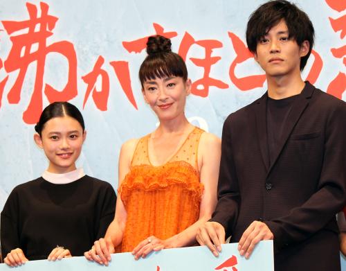 映画「湯を沸かすほどの熱い愛」の完成披露試写会で舞台あいさつに立った（左から）杉咲花、宮沢りえ、松坂桃李