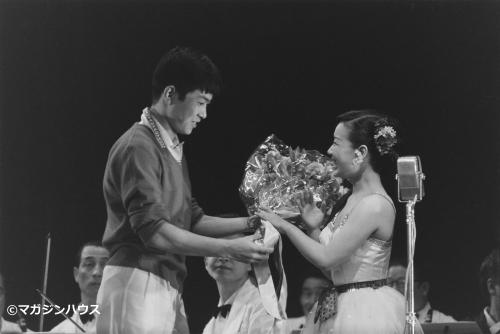 ５８年ひばりさんのコンサートにゲスト出演した石原裕次郎さん