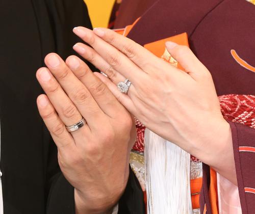 結婚指輪を披露する片岡愛之助（左）と藤原紀香