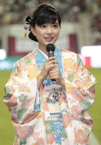 【画像・写真】朝ドラヒロイン、芳根京子　Ｊ１神戸戦セレモニー登場「貴重な経験」
