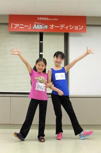 アニー役に選ばれた（左から）野村里桜さん、会百花さん