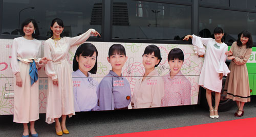 神戸ポートタワー前での「べっぴんさん」ラッピングバスお披露目セレモニーに参加した（右から）百田夏菜子、芳根京子、谷村美月、土村芳