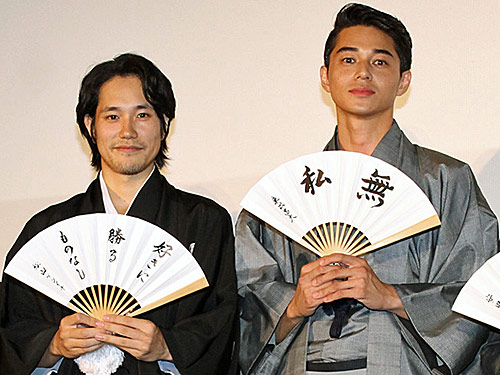 完成披露舞台あいさつに登場した松山ケンイチ（左）と東出昌大