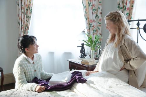 ＮＨＫ連続テレビ小説「べっぴんさん」で共演した芳根京子（左）とシャーロット・ケイト・フォックス