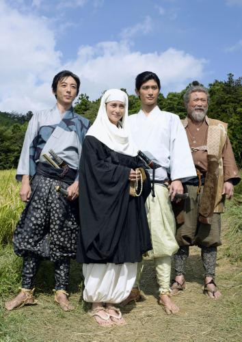 ２０１７年の大河ドラマ「おんな城主　直虎」の出演者。左から高橋一生、柴咲コウ、三浦春馬、前田吟