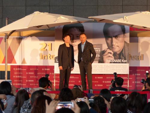 釜山国際映画祭のトークイベントに出席した渡辺謙（右）と李相日監督