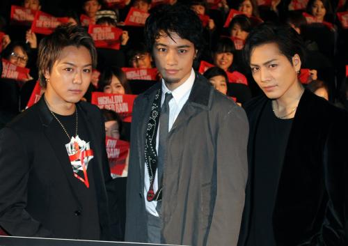 映画「ＨｉＧＨ＆ＬＯＷ　ＴＨＥ　ＲＥＤ　ＲＡＩＮ」の初日舞台あいさつを行った（左から）ＴＡＫＡＨＩＲＯ、斎藤工、登坂広臣