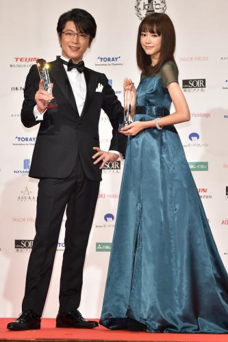 第１７回ベストフォーマリスト賞を受賞した（左から）及川光博、桐谷美玲