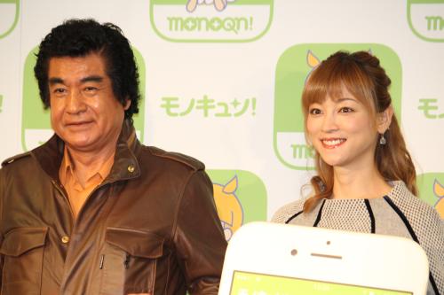 フリマアプリ「モノキュン！」サービス開始記念ＰＲイベントに登場した藤岡弘、（左）と吉澤ひとみ