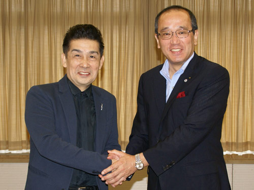 松井市長（右）と角川博が握手