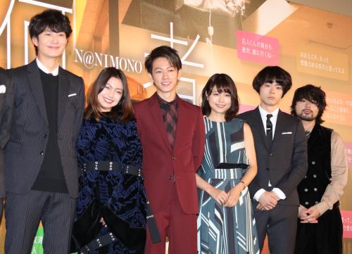 映画 何者 初日舞台あいさつに登壇した 左から 岡田将生 二階堂ふみ 佐藤健 有村架純 菅田将暉 山田孝之 スポニチ Sponichi Annex 芸能