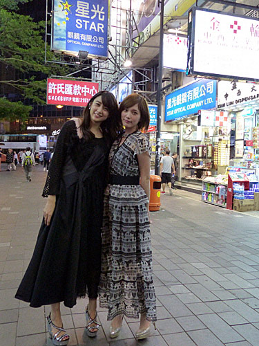 映画「少女」のプレミアイベント後に、香港の町を散策する本田翼（右）と山本美月