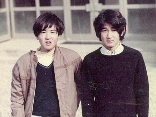 【画像・写真】中学２年の時に友人と。右が吉田鋼太郎（本人提供）