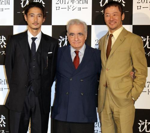 映画「沈黙」の来日会見を行ったマーティン・スコセッシ監督（中央）と窪塚洋介（左）、浅野忠信