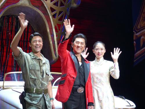 ミュージカル「ミス・サイゴン」の初日公演前に会見した、左から、上野哲也、市村正親、笹本玲奈。