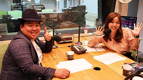気合い満々でＡＢＣラジオでの音楽番組に挑むミサイルマン・西代洋（左）と桂紗綾アナ