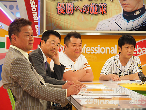 今シーズンの映像を見ながらプロ野球を語る（左から）金村義明氏、達川光男氏、「ブラックマヨネーズ」の小杉竜一、吉田敬