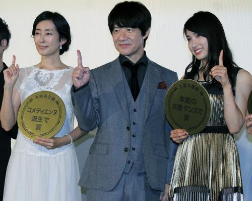 映画「金メダル男」初日舞台挨拶を行った（左から）木村多江、内村光良、土屋太鳳