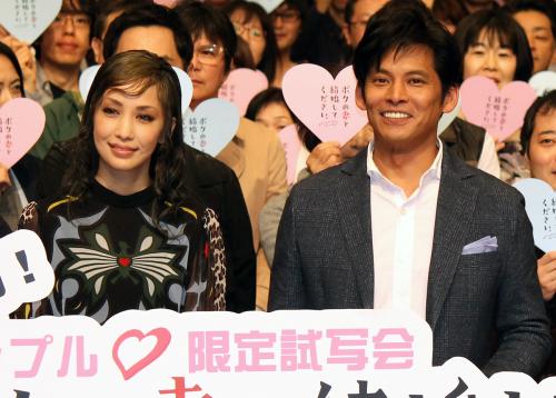 　映画「ボクの妻と結婚してください。」カップル試写で舞台挨拶を行った織田裕二、中島美嘉