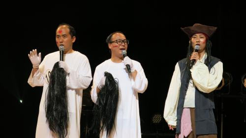 髪の長い映画「リング」シリーズの貞子に扮したのは…トレンディエンジェルの斎藤司（左）とたかし（中央）、司会の「ＮＯＮ　ＳＴＹＬＥ」石田明