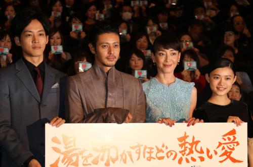 映画「湯を沸かすほどの熱い愛」初日舞台あいさつに登壇した（左から）松坂桃李、オダギリジョー、宮沢りえ、杉咲花