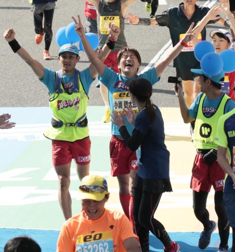 大阪マラソンを完走しバンザイするコブクロ・小渕健太郎（中央）
