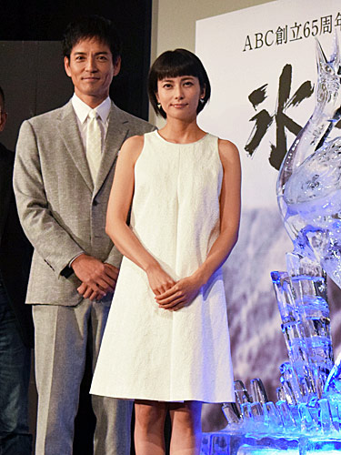「氷の轍」の制作発表に出席した沢村一樹と柴咲コウ
