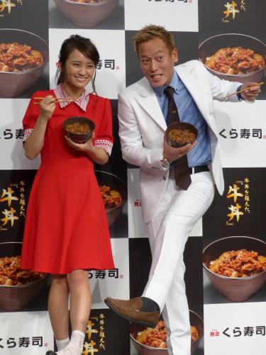【画像・写真】岡田結実　父のギャグ「ギュ～～！」で寿司店の牛丼アピール